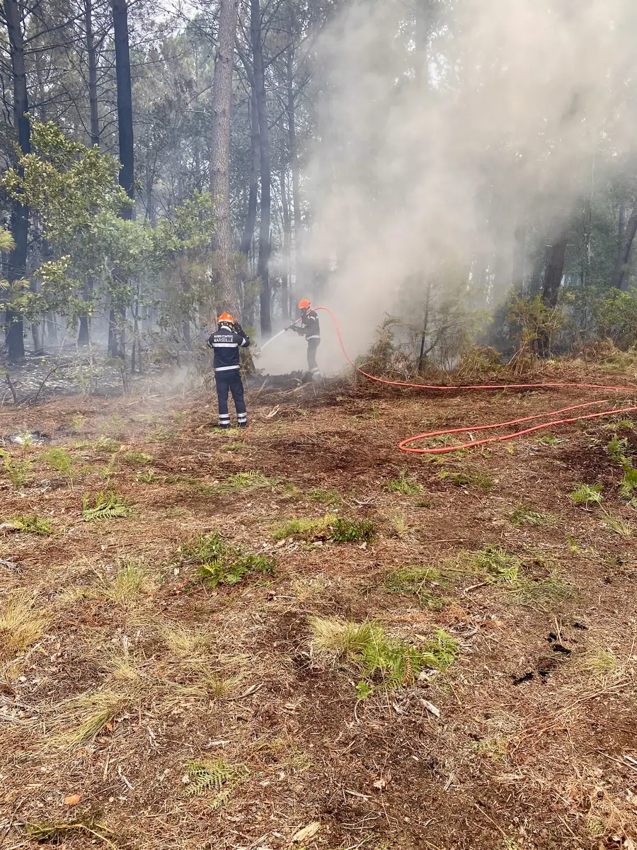 Les marins-pompiers de Marseille arrosant l'incendie de Biscarrosse dans les Landes