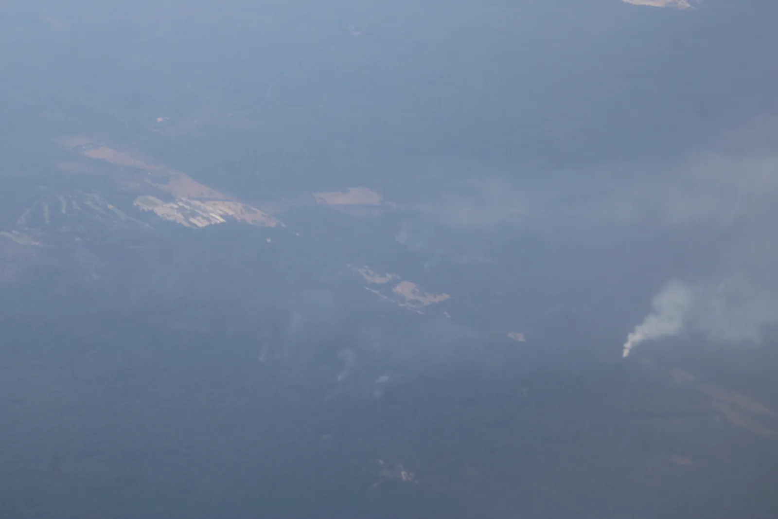Le massif de Fontainebleau noyé sous la fumée, vu depuis un avion de ligne