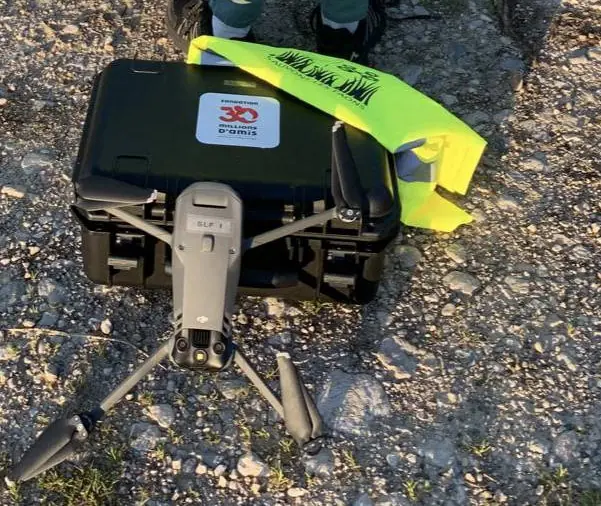 Drone à caméra thermique dans sa mallette de transport, prêt au décollage